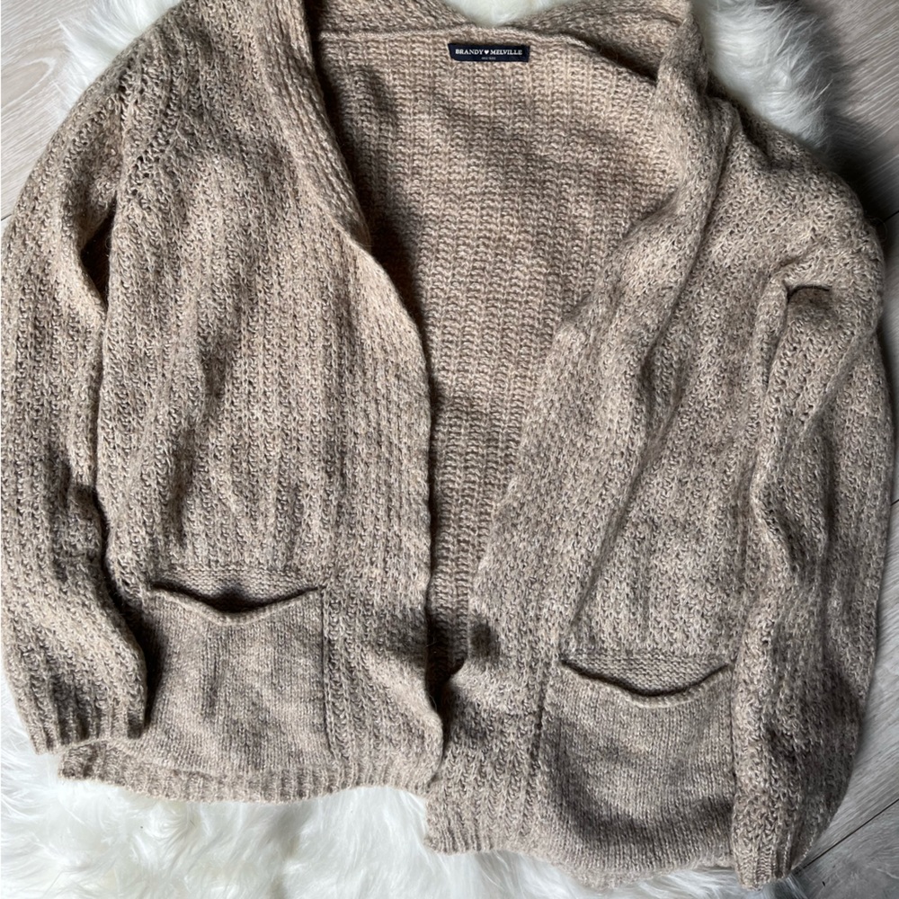 soft brown cardigan w cute pockets & perfect for summer and winter weather! ✨